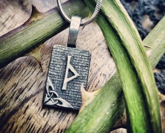 Giants figure in Viking mythology as powerful creatures who caused a lot of hardship and were very difficult to stop.

Read more 👉 lttr.ai/ATG3o

#elderfuthark #thorn #thurisaz #Runeblog #CelticInspirationBlog #AngloSaxonRunePoem #VikingRune