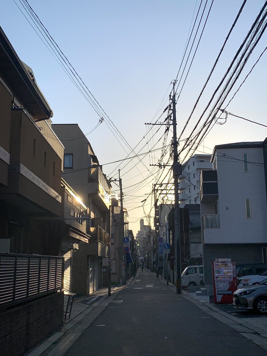 日の出前の美野島商店街は 雲ひとつない快晴になりそうです☀️ #アサデスラジオ