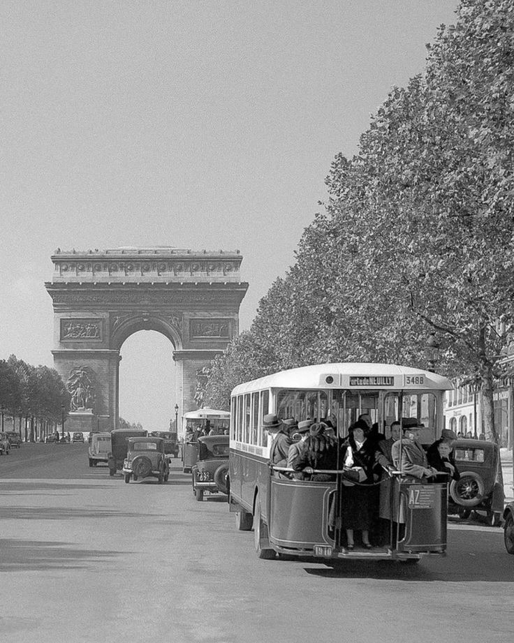 A glimpse into the past, where every street tells a story of timeless romance. Imagine the love stories that unfolded under the shadow of the Arc de Triomphe. What era would you travel back to for a moment of magic? 🇫🇷💫 #VintageParis #RomanticEra #TimelessLove
