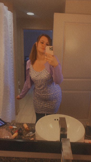 Gonna go eat with some friends and then I&rsquo;ll be on cam tonight on MFC/ avery_doll https://t.co/Tyk9Y