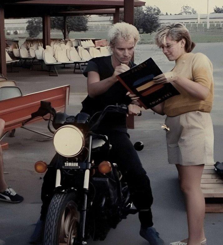 @Morbidful Sting giving his autograph to a teenage Gwen Stefani (1983)