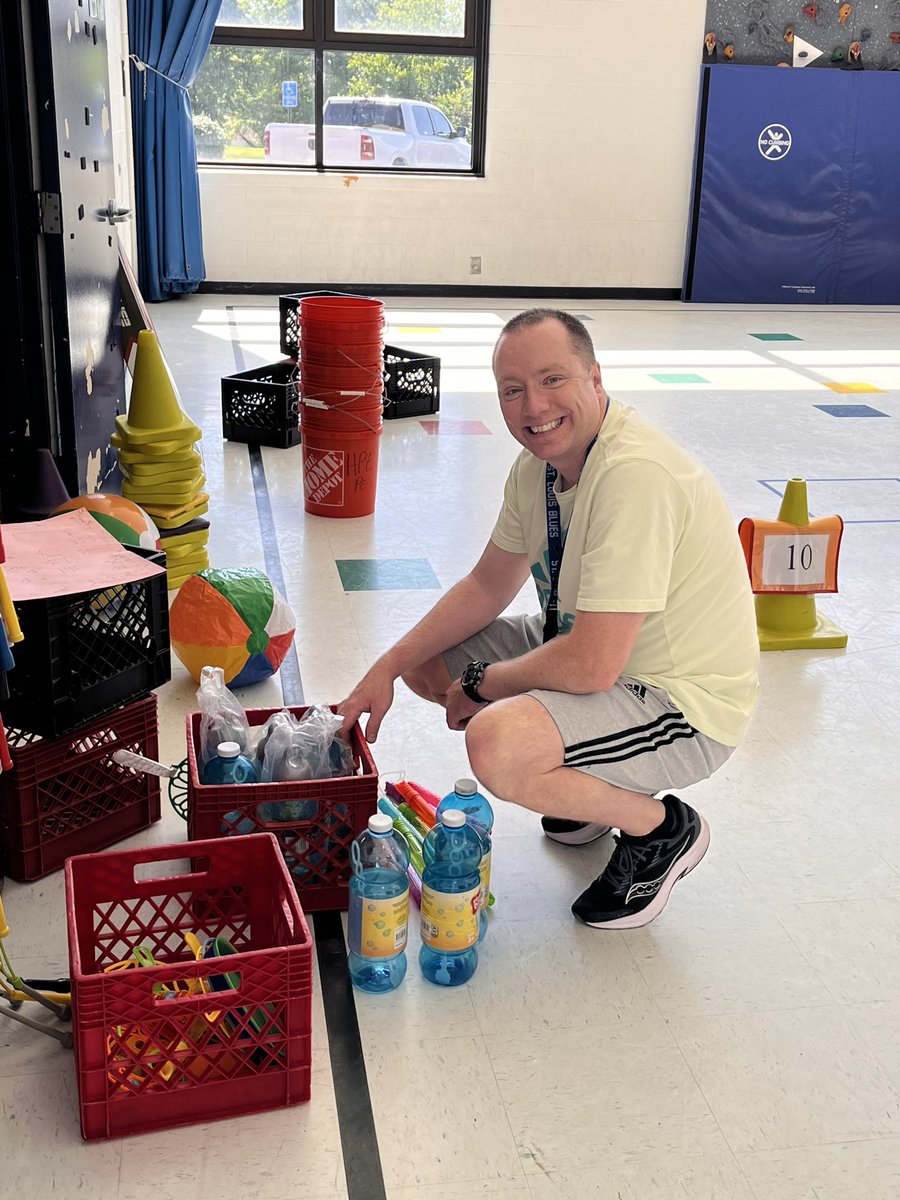 Check out Mr. Gill and Mr. Johnson getting everything ready (almost 😆) for @HPCubs Field Day! This is such a huge undertaking to make this a successful event. Please show them some ❤️ and gratitude!!