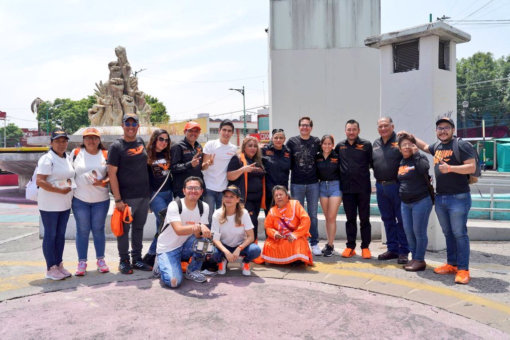 Chertorivski's tweet photo. @MovCiudadanoMX Seguimos con el #Metrotour, esta vez nos detuvimos en el trayecto de la Línea 8 para saludar al equipo de Iztapalapa, encabezado por @pichardofficial y @VicentaHuerta. Juntos podemos mejorar esta y todas las alcaldías. ¡Vota naranja! https://t.co/kgzOMlDm27