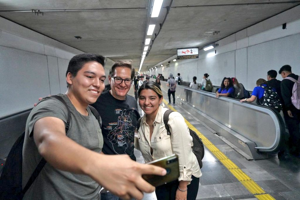 Chertorivski's tweet photo. @MovCiudadanoMX Seguimos con el #Metrotour, esta vez nos detuvimos en el trayecto de la Línea 8 para saludar al equipo de Iztapalapa, encabezado por @pichardofficial y @VicentaHuerta. Juntos podemos mejorar esta y todas las alcaldías. ¡Vota naranja! https://t.co/kgzOMlDm27