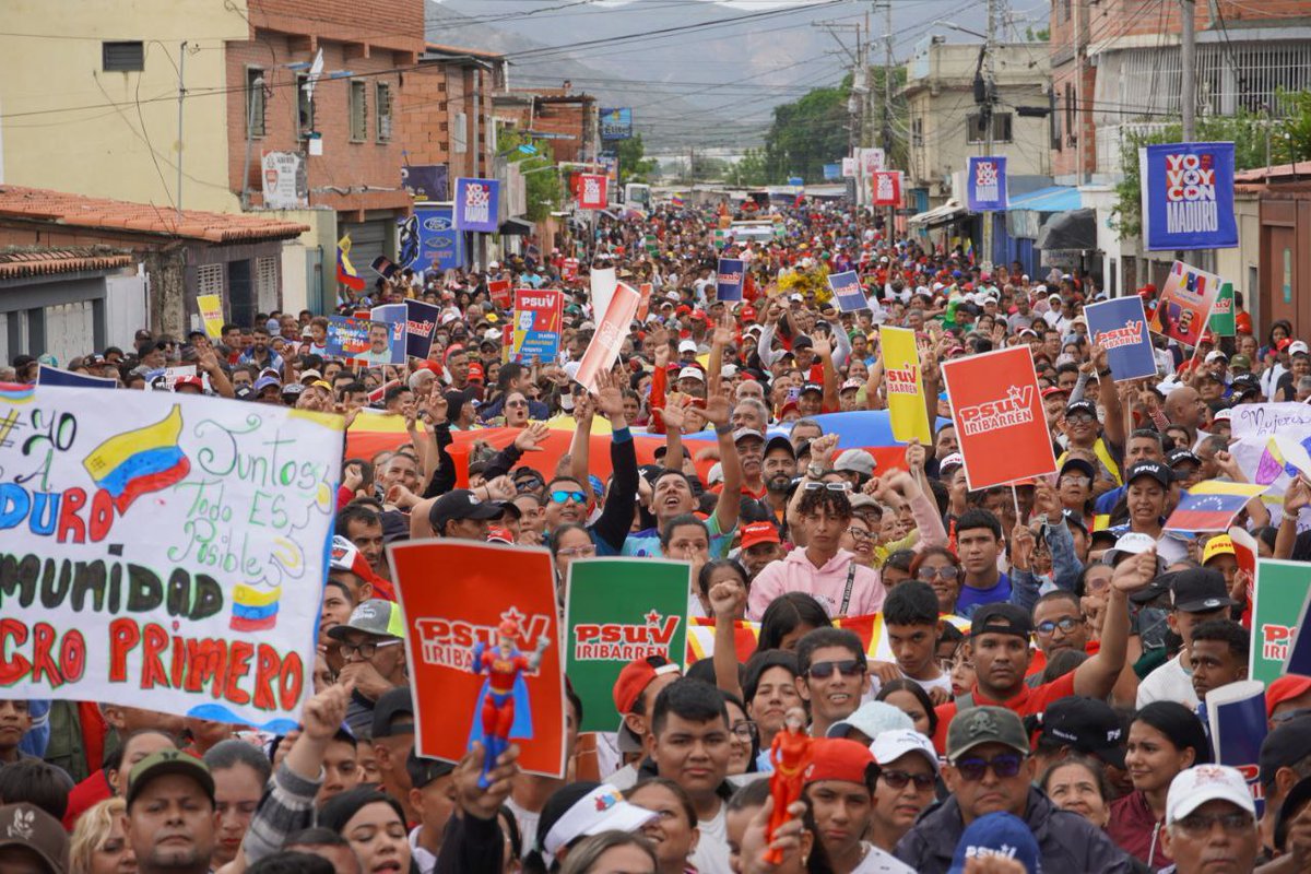 ConElMazoDando's tweet photo. #ConChávezYMaduroPaLoQueSea LARA - IRIBARREN | El Pueblo larense desborda las calles en apoyo al candidato de la lealtad y la Patria, nuestro Presidente Nicolás Maduro (@NicolasMaduro) 

#28May #PorAmorAVenezuela #LasCallesSonDelPueblo @dcabellor https://t.co/kkeQ4YCc9H
