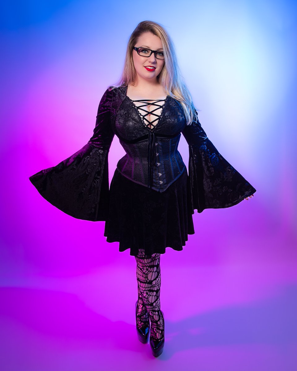 Goddess_Merwin's tweet photo. Feel free to call me Gothly Merwin ;) xx
To see more: https://t.co/9f10ZXoSXA
#Gothicgirl #lacylady #corsetgirl #gothicdress #gothiccorset #girlsintights #shortskirt https://t.co/jXTOqiZtxr