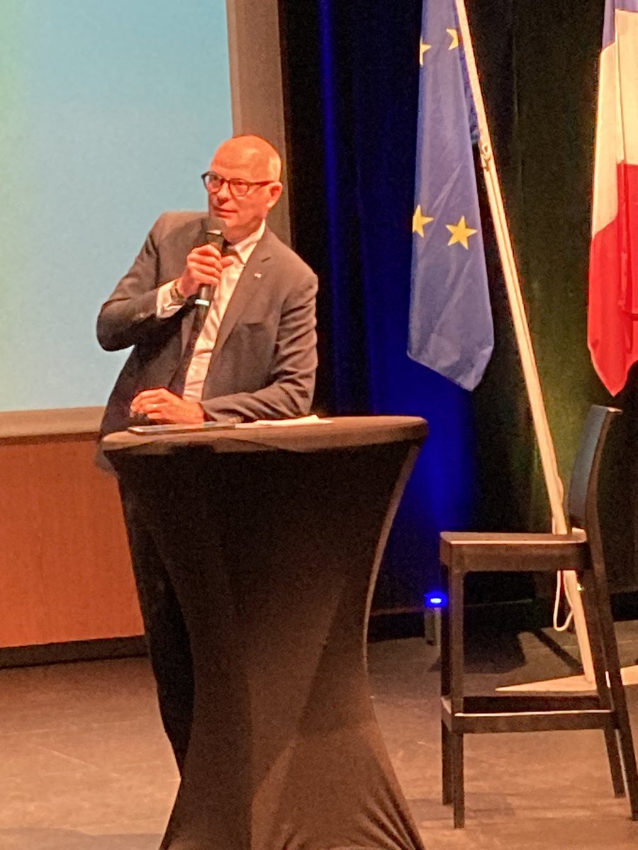 BrunoDelesque's tweet photo. Aux portes de la #Bretagne à #Vitré , gros #BesoindEurope , salle comble ce soir avec toute la majorité autour  d’@EPhilippe_LH et @MariePierreV , avec @ChrisLenabour @FrancoiseGatel @AnneLegagne et @PMehaignerie . Le 9 juin , le bon choix 🇫🇷 🇪🇺pour @ValerieHayer @BesoindEurope https://t.co/Zx4rc8yALH