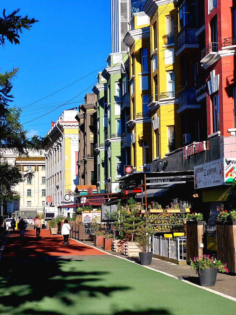 Өглөөний мэнд Монгол орон. 
Та бүхэндээ энэ өдрийн хамгийн сайхан бүхнийг хүсэн ерөөе.
Улаанбаатар хот.
Чингэлтэй дүүрэг. 
Жуулчны гудамж.