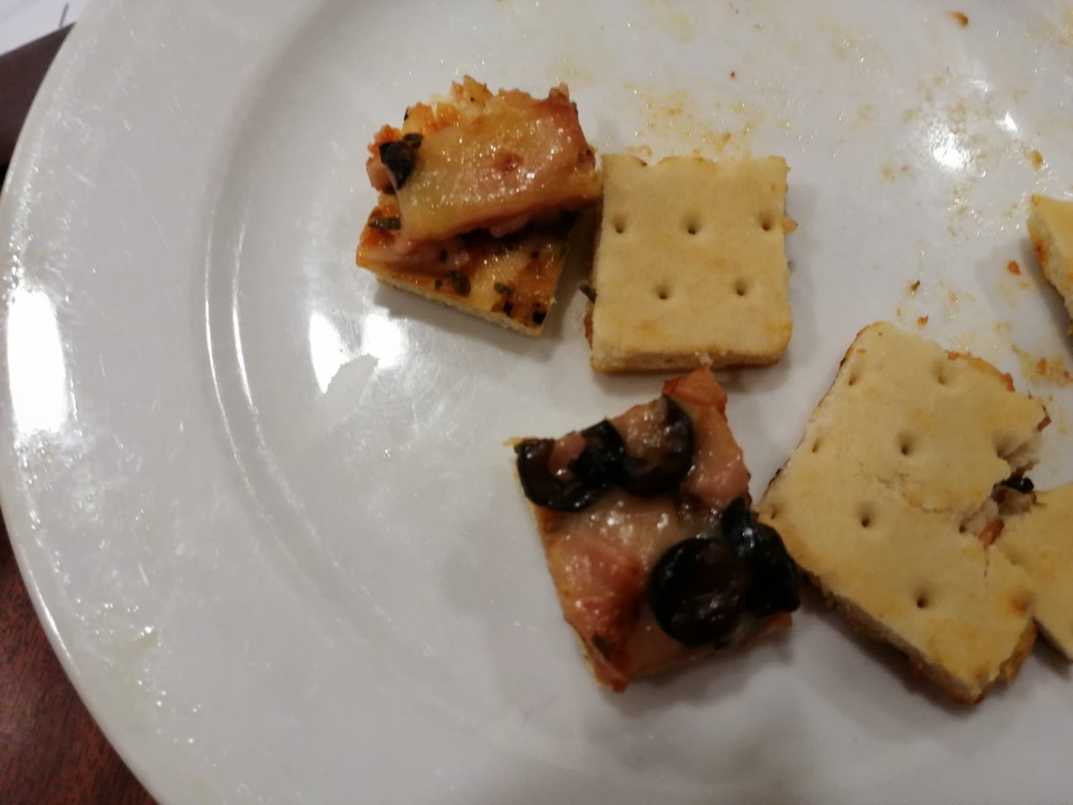 Las residencias no garantizan una alimentación digna para las personas ancianas,es un despilfarro porque se van a morir igualmente y es más importante ahorrar pasta para llenarse los bolsillos.¡Miserables!