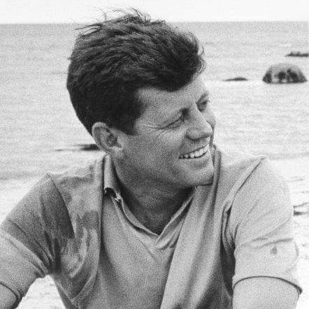 Le 29 mai 1917, à Brookline, Massachusetts, naissance de John Fitzgerald Kennedy.

On May 29, 1917, birth of John Fitzgerald Kennedy.

Copyrigjht clubpassionmarilyn, 2002-2024 pour ' Marilyn, la fille du calendrier'.
#johnkennedy