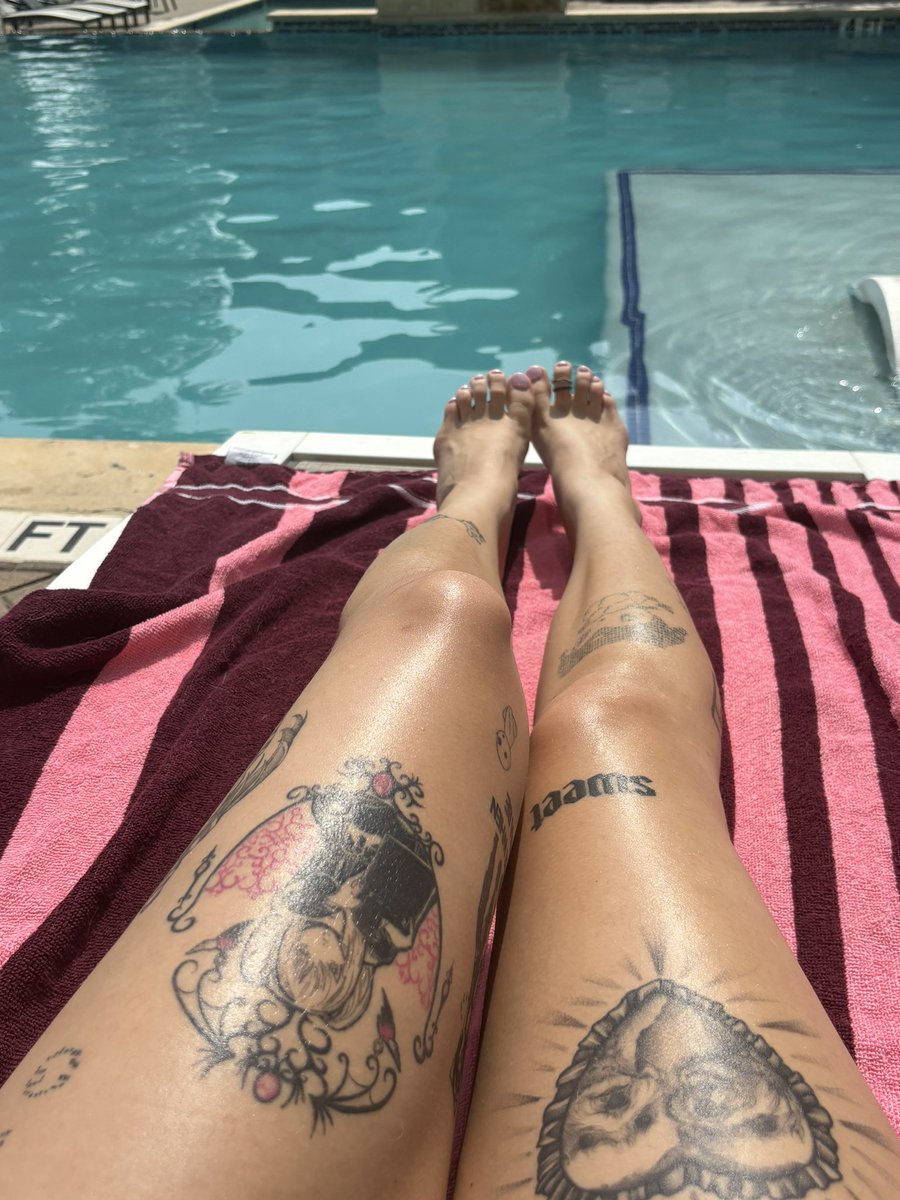 send while i chill by the pool 🩷🩵 - findom