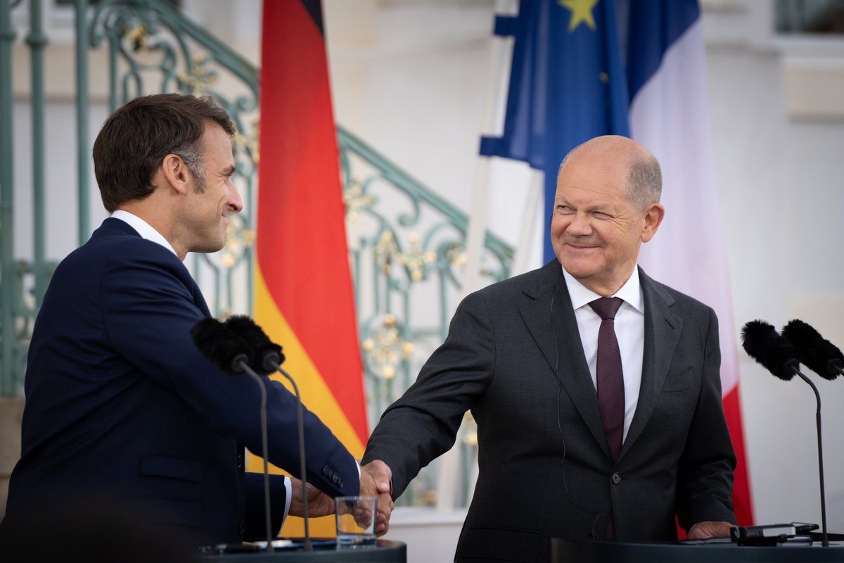 Frank und Olaf, Deutsche Freunde, Vielen Dank für diese drei Tage Staatsbesuch. Berlin, Münster, Dresden, Meseberg: Überall habe ich die Freundschaft zwischen Deutschland und Frankreich gesehen. Die Liebe zu unserem Europa. Lieben heißt Handeln. Es ist an uns, zu handeln!