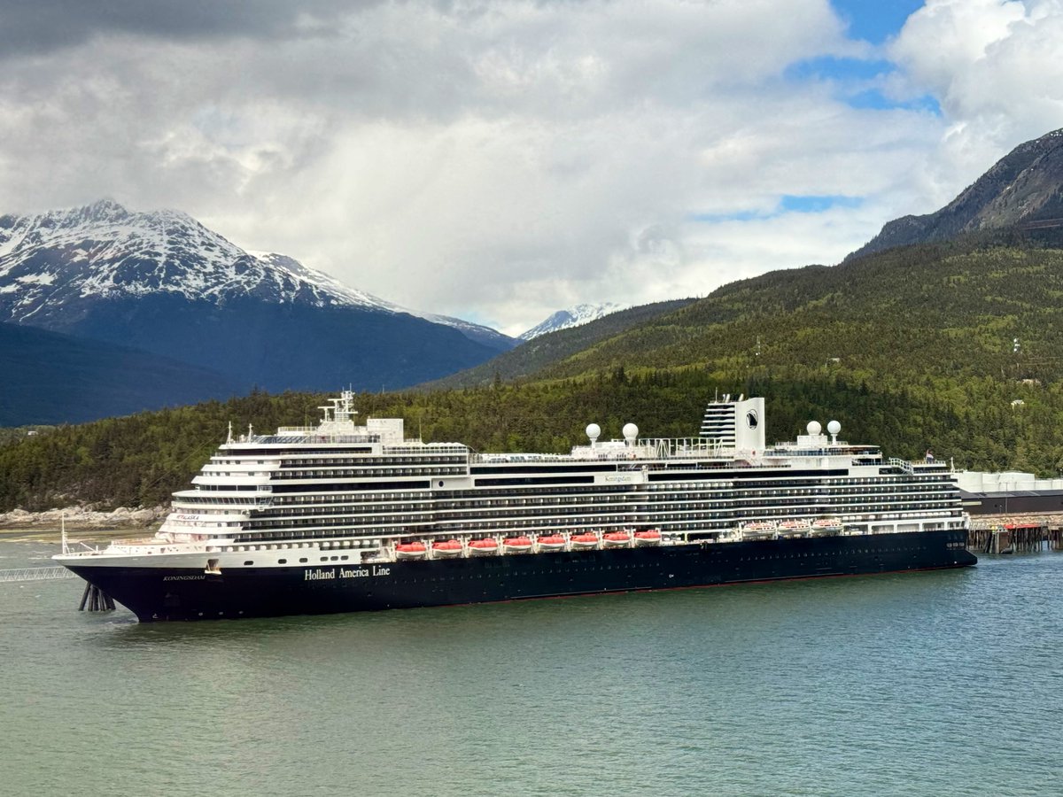 We’re docked alongside @HALcruises’ #Koningsdam in Skagway today. 

Who’s sailed with Holland America Line before? They’ve got a very impressive presence up here in Alaska.

#Cruise #CruiseUK #CruiseShip #HollandAmerica #HollandAmericaLine #CruiseCollective #CruiseHour