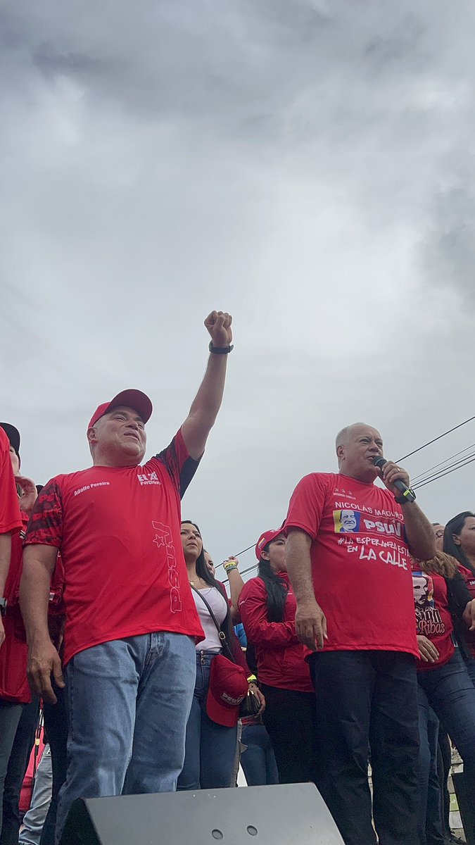 En el Día de Jacinto Lara salimos a las calles a marchar por la patria, contra las sanciones y para ratificar nuestro respaldo al candidato @NicolasMaduro. Junto al pueblo y al Primer Vicepresidente del @PartidoPSUV @dcabellor recorrimos la parroquia Guerrera Ana Soto.