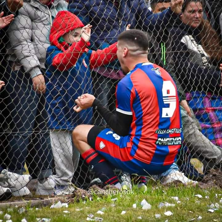 #TorneoRegional #Postales

Federico Ocampo, jugador de San Lorenzo de Villa Castells con su hijo, Noah, que estaba en la tribuna alentando a su padre.

Ocampo convirtió uno de los goles que le dio el pasaje a San Lorenzo al TRFA en la victoria 4 a 1.

Foto: <a href="/CancherosOK/">CancherosOK</a>