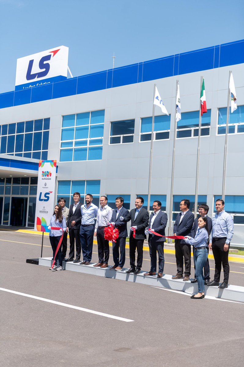 AlTiempoDgo's tweet photo. ⭕️ Más empleos para la capital; inaugura Gobernador Esteban nueva planta LS- E Mobility Solutions, en el #CLID
•@EVillegasV inauguró la nueva planta de LS- E Mobility Solutions en el Centro Logístico e Industrial de #Durango (CLID), una empresa que generará 120 #empleos directos https://t.co/jGsAsuAJkF