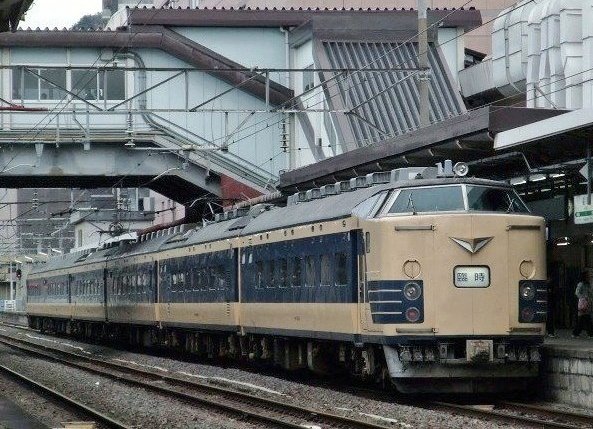 東日本大震災の583系新幹線リレー号
最初はガラガラでしたが、後半は満席で時間帯によっては通路までいっぱいの乗客
印象的だったのは、お子さんをビニールで全身グルグル巻きにして顔には厚いタオル
そしてまるでスノーボードのように脇に抱えて新幹線に乗り換え
当時の原発福島を感じさせる風景…