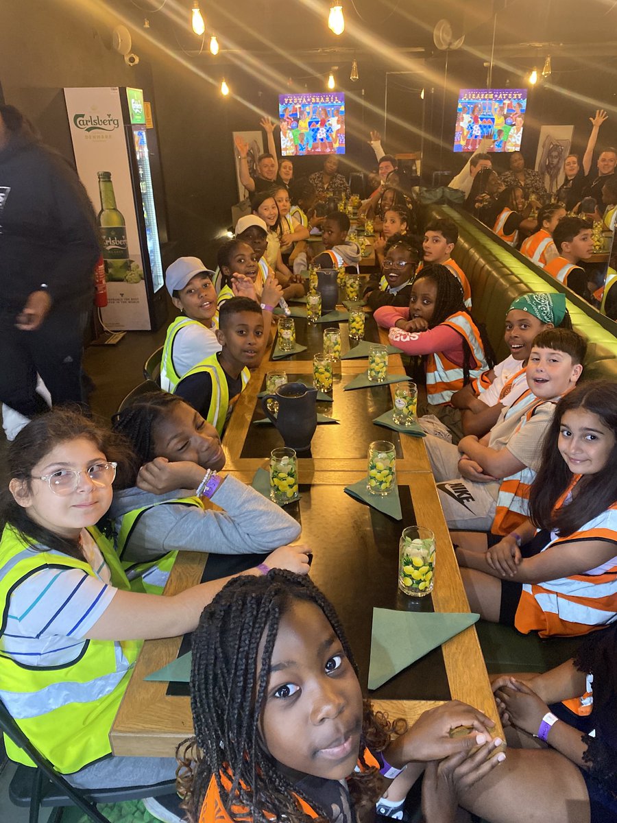 Pizza night in the old town, thank you so much to Pholus Restaurant for hosting us for the evening, what an experience for us all to dine in such a beautiful environment, under the orange trees as the sun went down over the Largo de Donães 🍊 🌅