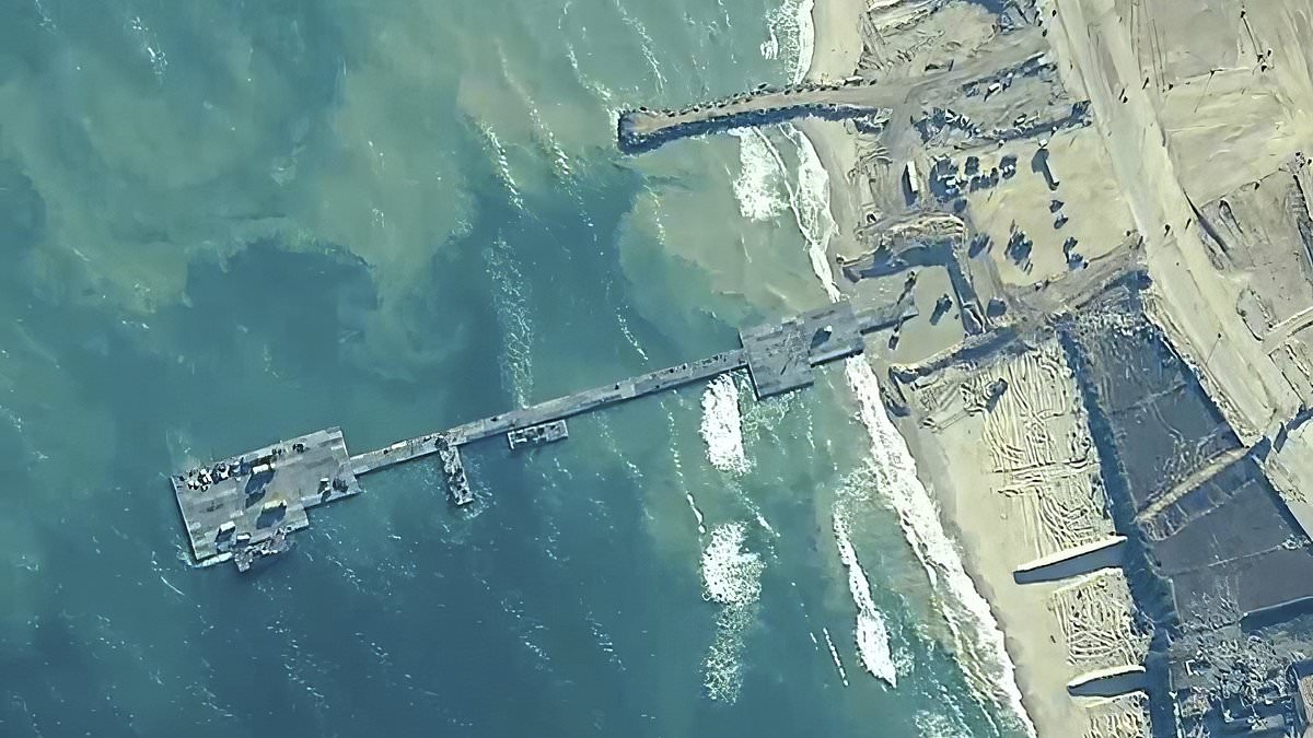 US will REMOVE Biden's $320million Gaza pier because it is 'sinking': Disaster for president's floating aid dock as its taken from beach for repairs after just two weeks trib.al/aVOfiDE