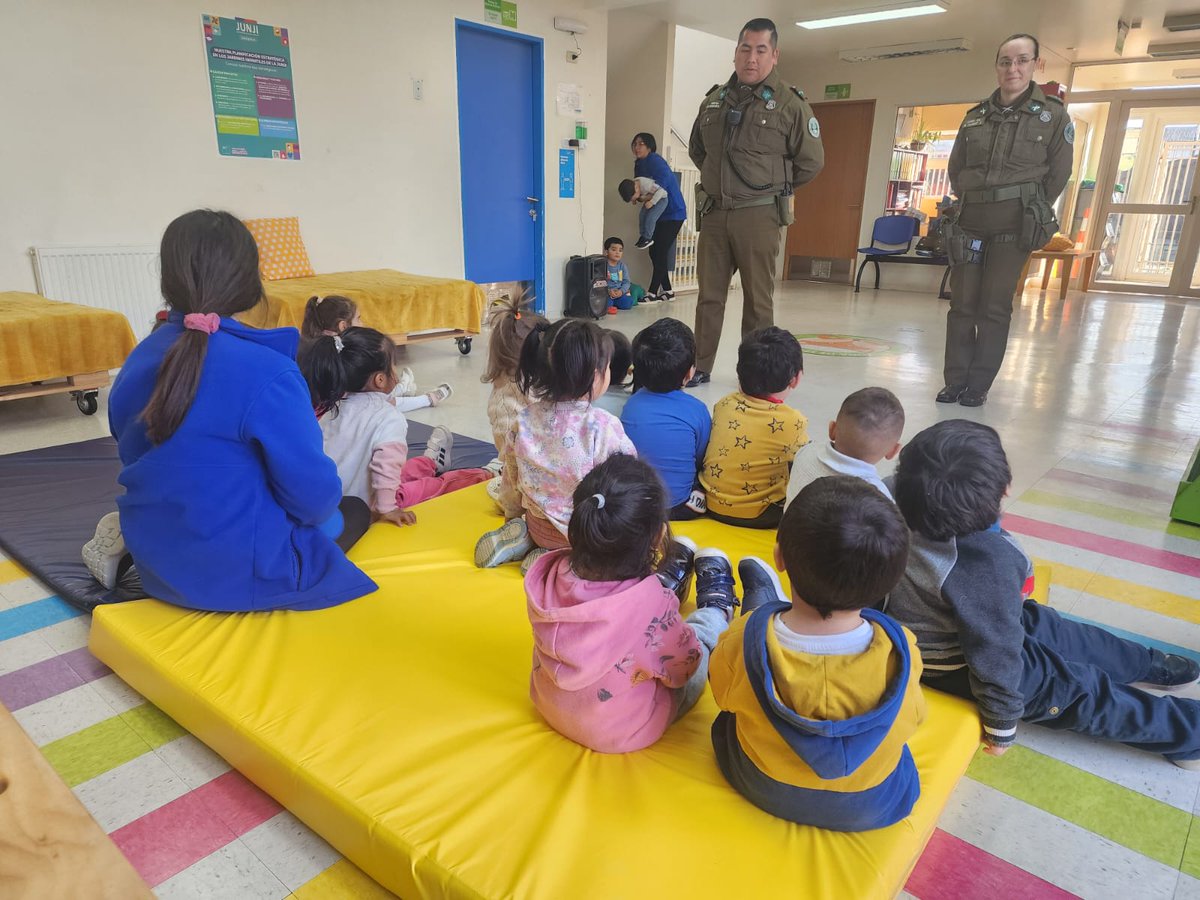 Carabineros de la Oficina Comunitaria de la 1ra. Comisaría de #PuertoVaras visita a niños del jardín infantil 'Lago Encantado' con la finalidad de entregar recomendaciones en el Mes de la Seguridad. #LaPrevenciónEsNuestraEsencia