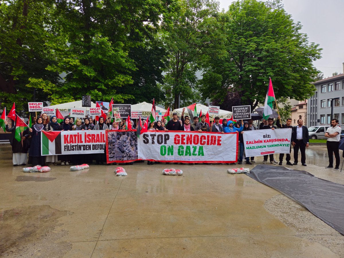 📍Bugün Ankara Medipol Üniversitesi Öğrencileri Olarak Filistin Direnişine Destek ve Katil israil'in Dün gece gerçekleştirdiği katliamını protesto etmek için bir araya geldik☝️🇵🇸 

'Bu Zulümler Bitene dek Mücadelemiz Devam Edecek.'

#FilistinBizimDavamız #AllEyesOnRafah