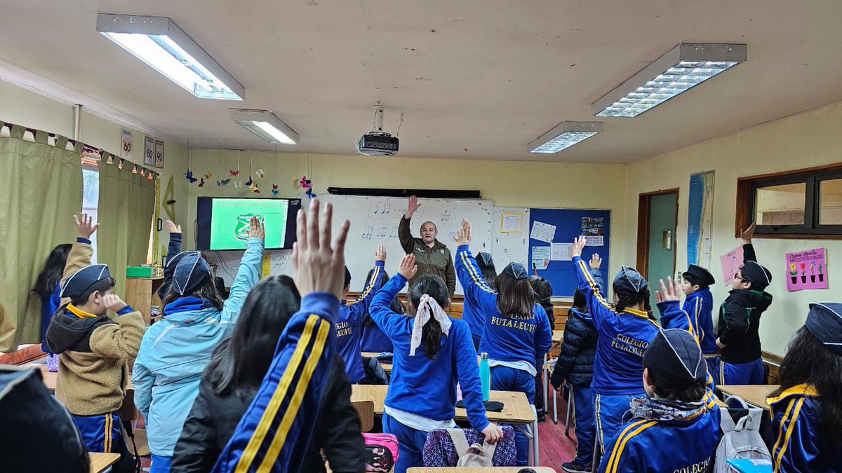 Carabineros de la Oficina Comunitaria de la 3ra. Comisaría #Futaleufú (F) realizan capacitación a estudiantes, con la finalidad de implementar las brigadas de tránsito escolares. #LaPrevenciónEsNuestraEsencia