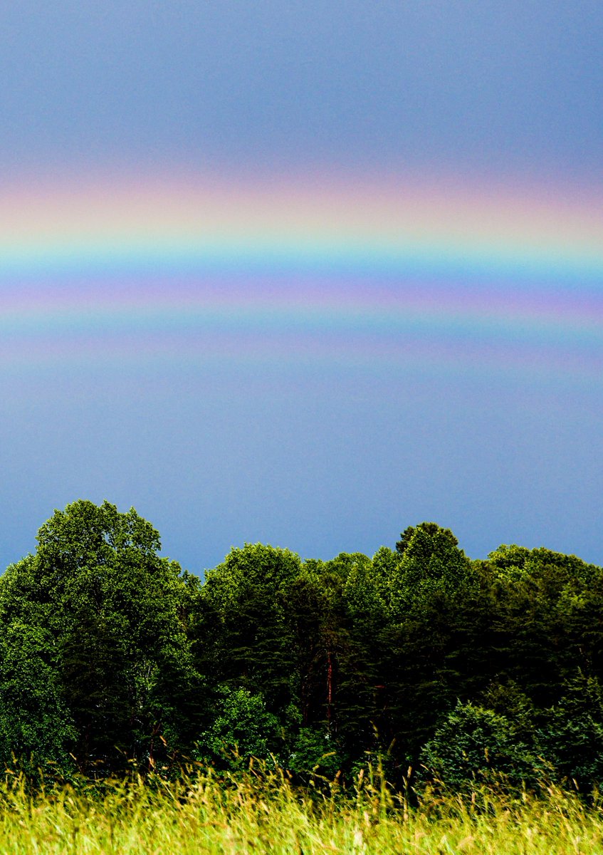 Exceptionally rare supernumerary rainbow - captured just now east of Charlottesville, VA. 

Never seen one like this before!! #vawx
