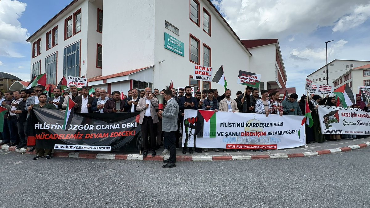 tugvabitlis's tweet photo. Filistini unutmayan herkese selam olsun!… Bu kadar zulüm ve acıya rağmen büyüğünden küçüğüne herkesin dilinde aynı söz var.
“Hasbünallahü ve nimel vekil.”
“Allah bize yeter, O ne güzel vekildir.”
Onların iman ve tevekkülüne biz de şahidiz…

#RafahOnFire https://t.co/19ExSpJ8n0