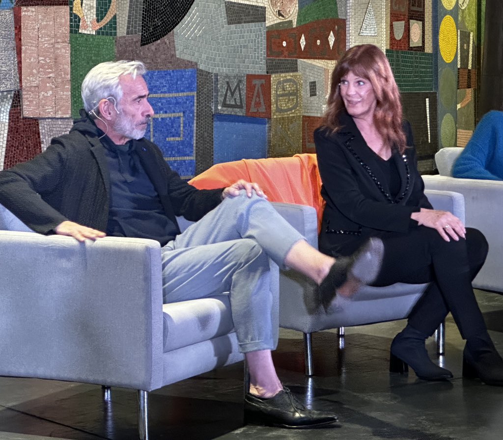 "Ladislao, ¿estás ahí?" "A tu lado,  Camila". Cuarenta años después. #Camila