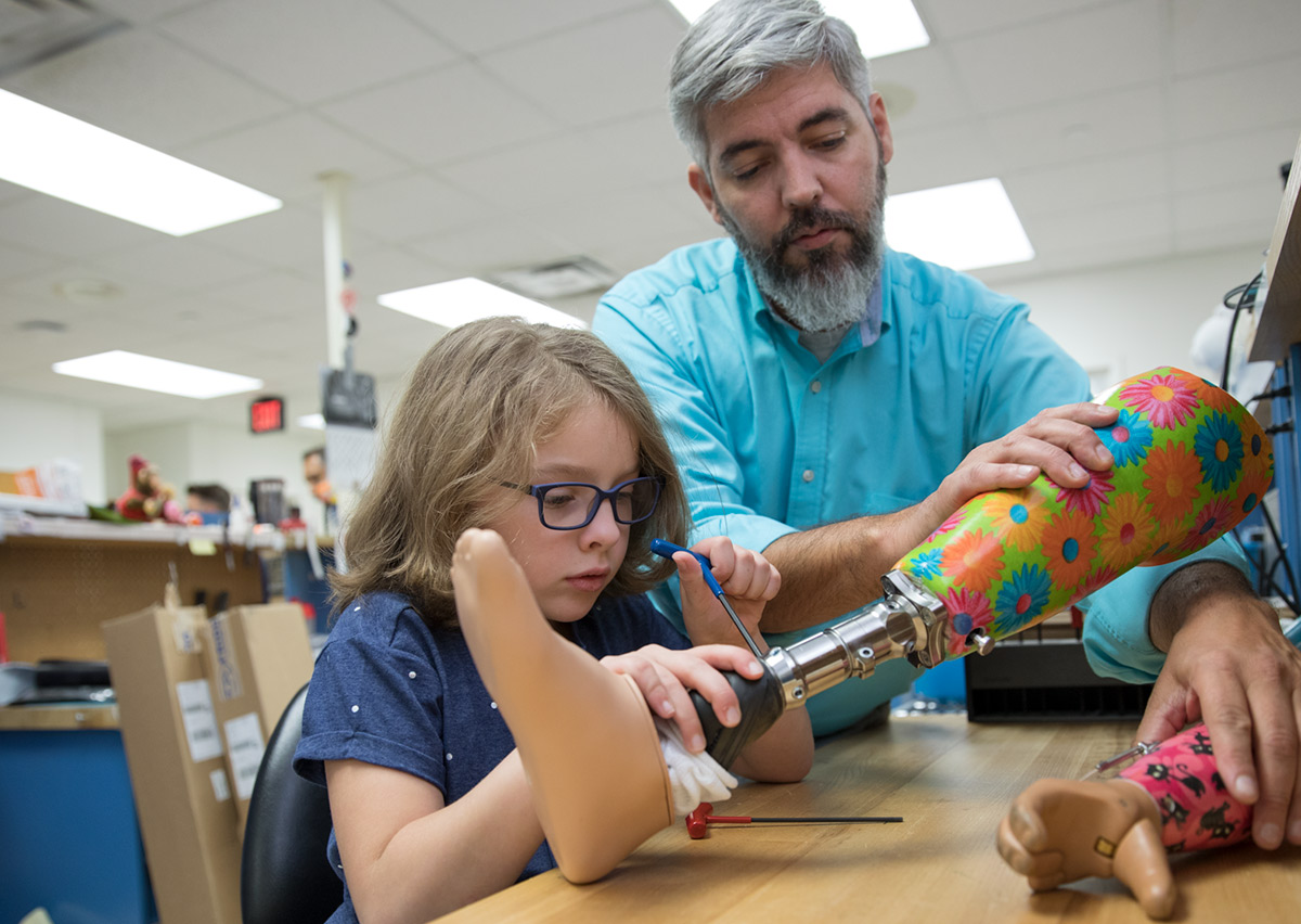 Shriners Children’s Pediatric Orthotics and Prosthetic Services, LLC (POPS) designs, fits and manufactures orthotics and prosthetics for children, from infants to teenagers to young adults. Take a tour: ow.ly/ZcYV50RW0Sv #prosthetics #orthotics #prosthetist