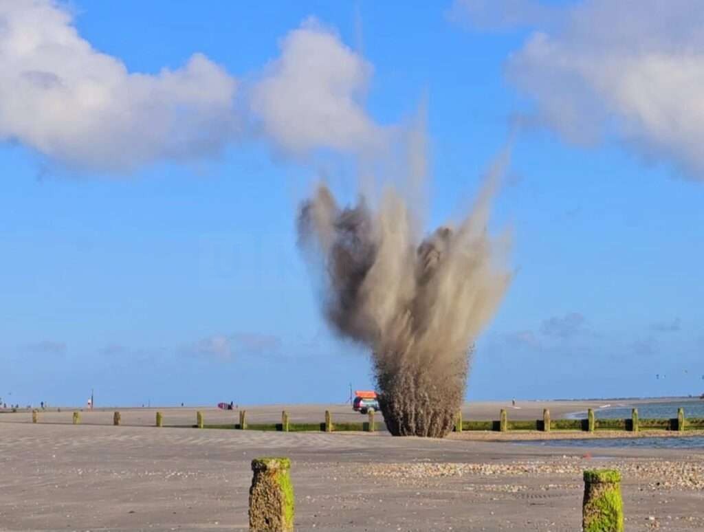 Controlled Explosion on West Wittering Beach uknip.co.uk/news/uk/sussex…