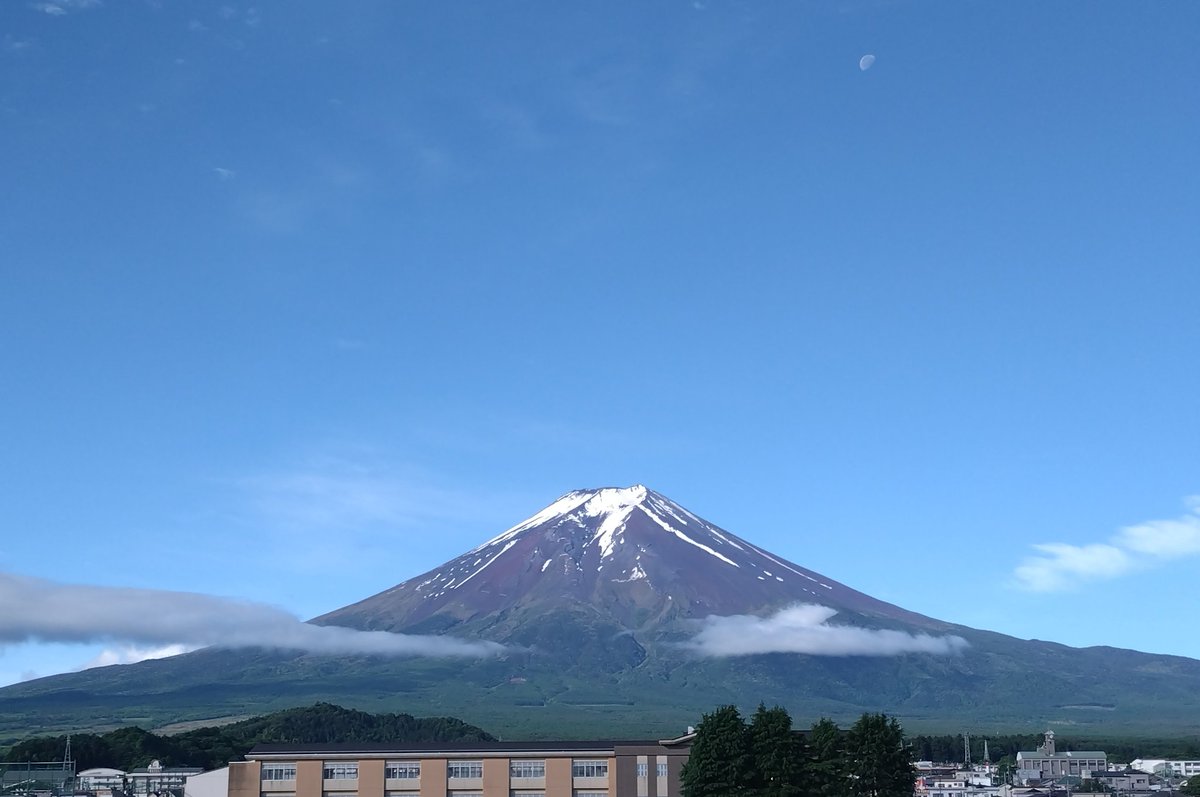 ５月29日水曜日。
#富士吉田 からの #富士山 です。

昨夜は雨と風が強く、朝早くは雲が残っていましたが、徐々に青空が広がりました。
今日は暑くなりそうですので、体調管理にお気をつけください！

#山梨 #やまなし #FUJI #フジサンノフモト #富士五湖 #yamamashi