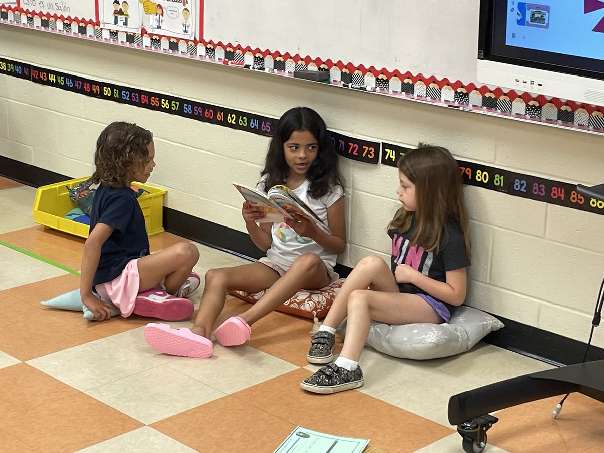 Mr. Duque’s class held reading buddies today to welcome our first grade BullDOGS students to second grade! 🙌🏻🐾 #TeamUCPS @AGHoulihan @Renee_McKinnon1 @UCPSNC