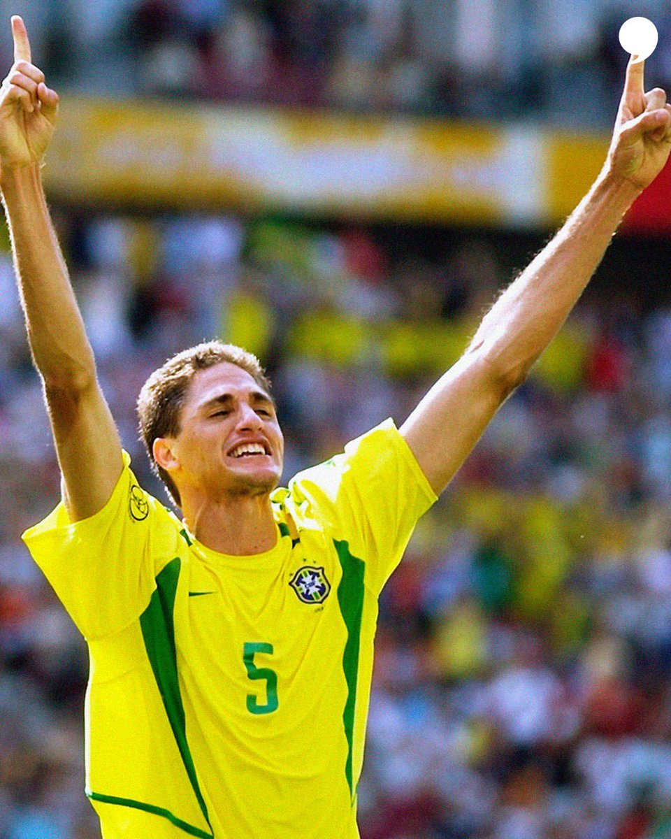 "Me lembro de como as coisas aconteceram nos detalhes. Pela Seleção, já em 2004, fui convocado para as Eliminatórias da Copa de 2006. O jogo era contra a Argentina. Antes, teve esse amistoso contra a seleção da Catalunha. Nós passamos o trator: 5 a 2. E batemos a Argentina por 3