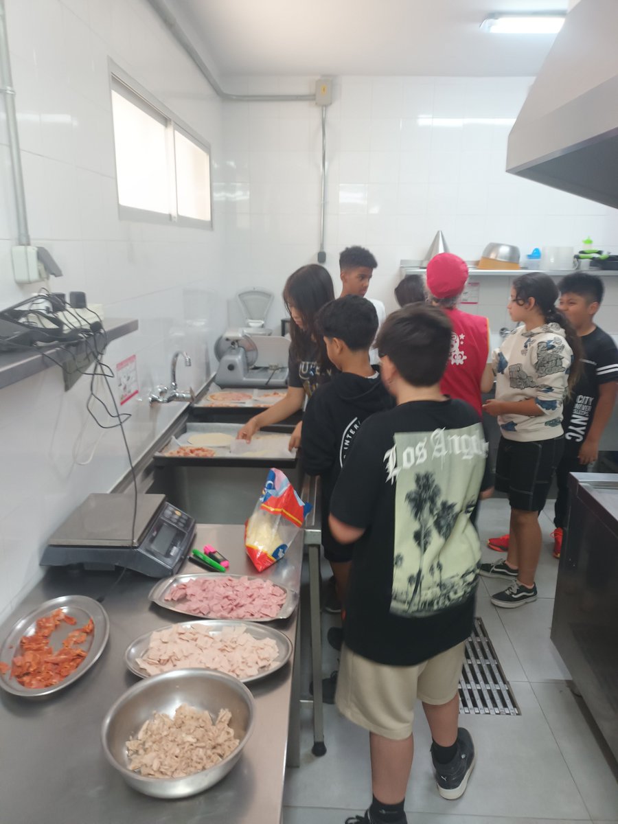 cplaconce's tweet photo. Los alumnos de 6° prepararon su pizza en el comedor. Una manera de celebrar su paso por el cole.
#cocinandoenLaConce
#somosfamilia https://t.co/qHkgvzDbP4