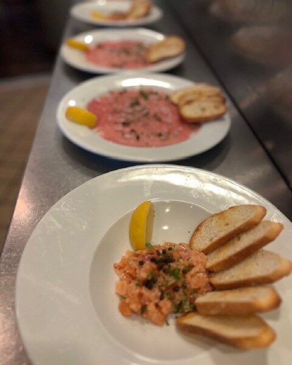 Feeling those mid-week munchies? 🍟🍹 Swing by for unwind Wednesday and treat yourself to our new bar bites or sip on a specialty cocktail. Perfect pairing for your after-work chill. #UnwindWednesday #BarBites #CocktailLovers