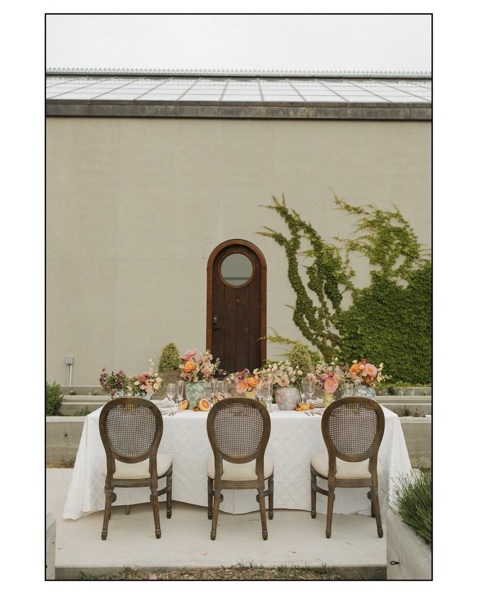 Just a little taste of spring with these stunning details🌷✨🍊

repost: @jordananne.photo

#wedding #bride #love #weddingphotography #weddingdress #instagood #weddingideas #tablescape #like #instagram #tabledesign #photooftheday #weddingdecor #beautiful #flowers #thewhitewren