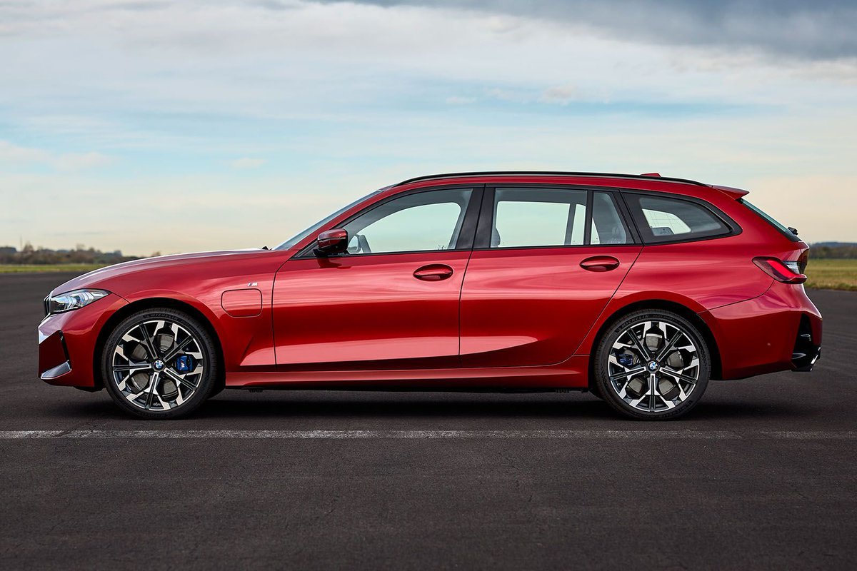 This is the facelifted BMW 3 Series - it gains a longer-range PHEV, a new infotainment, comfort-focused chassis tweaks and uses petrol or hybrid power only buff.ly/3wJ9Gsh