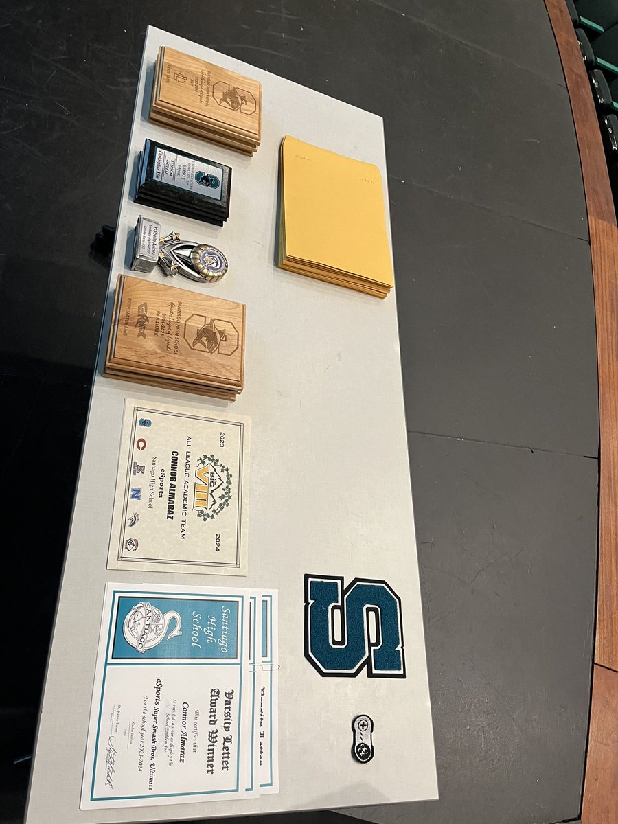UncannyCarlos's tweet photo. Our first ever eSports Awards Ceremony! 

My students are currently ranked #3 in Rocket League &amp; #14 in League of Legends in the state of California. 

Proud of my eSports student-athletes! 
#eSportsCoach 💪🏼 https://t.co/whKl2pqTzk