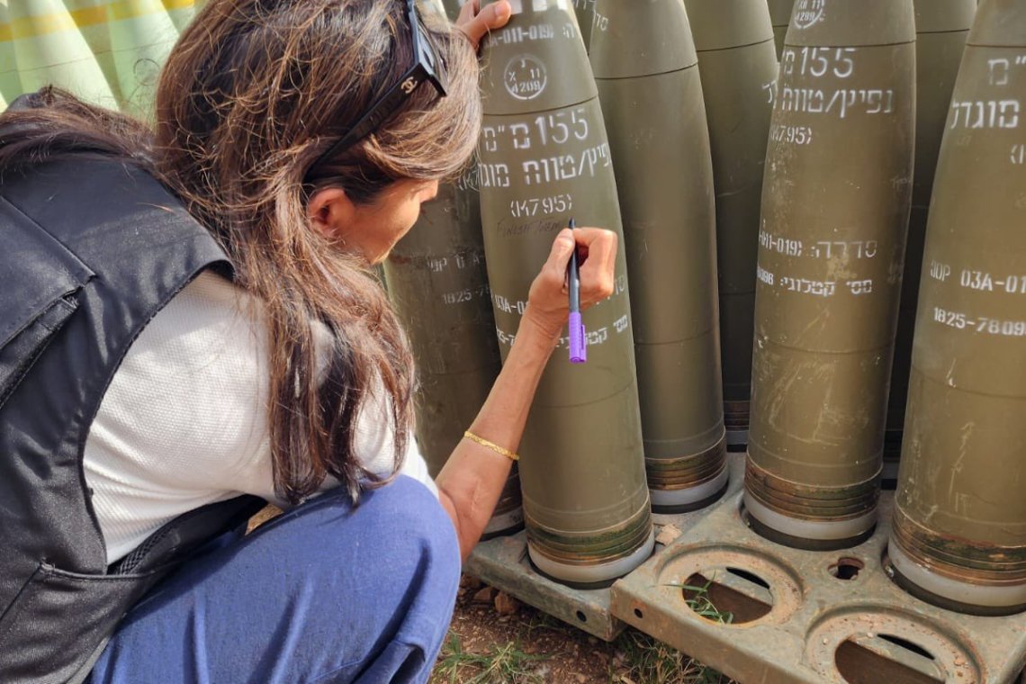 This is pure evil. Nikki Hailey in #Israel writing “FINISH THEM” on artillery shells that Israel is about to fire into Rafah, in violation of the International Court of Justice’s order. How long can the non-aligned world remain silent? #RafafOnFıre