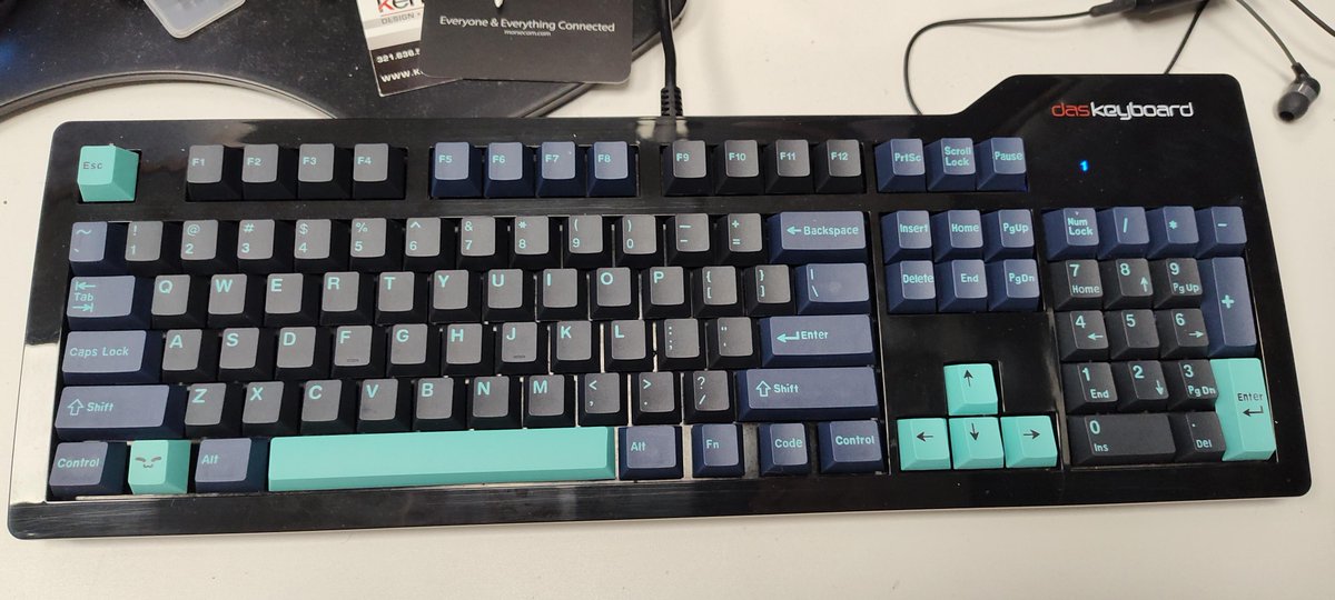 daskeyboard's tweet photo. This Mod Monday is from Redditor @Familiar_Palpitation, with his modded Model S with @cherrymx blue switches & XDK Dark Hammerhead Shark keycaps! Share your setup here: https://t.co/UdJ4i7nWJJ
#customkeyboard #customkeycaps #ModMonday #CherryMX #KeyboardMods #mechanicalkeyboard https://t.co/12icYTFxPb
