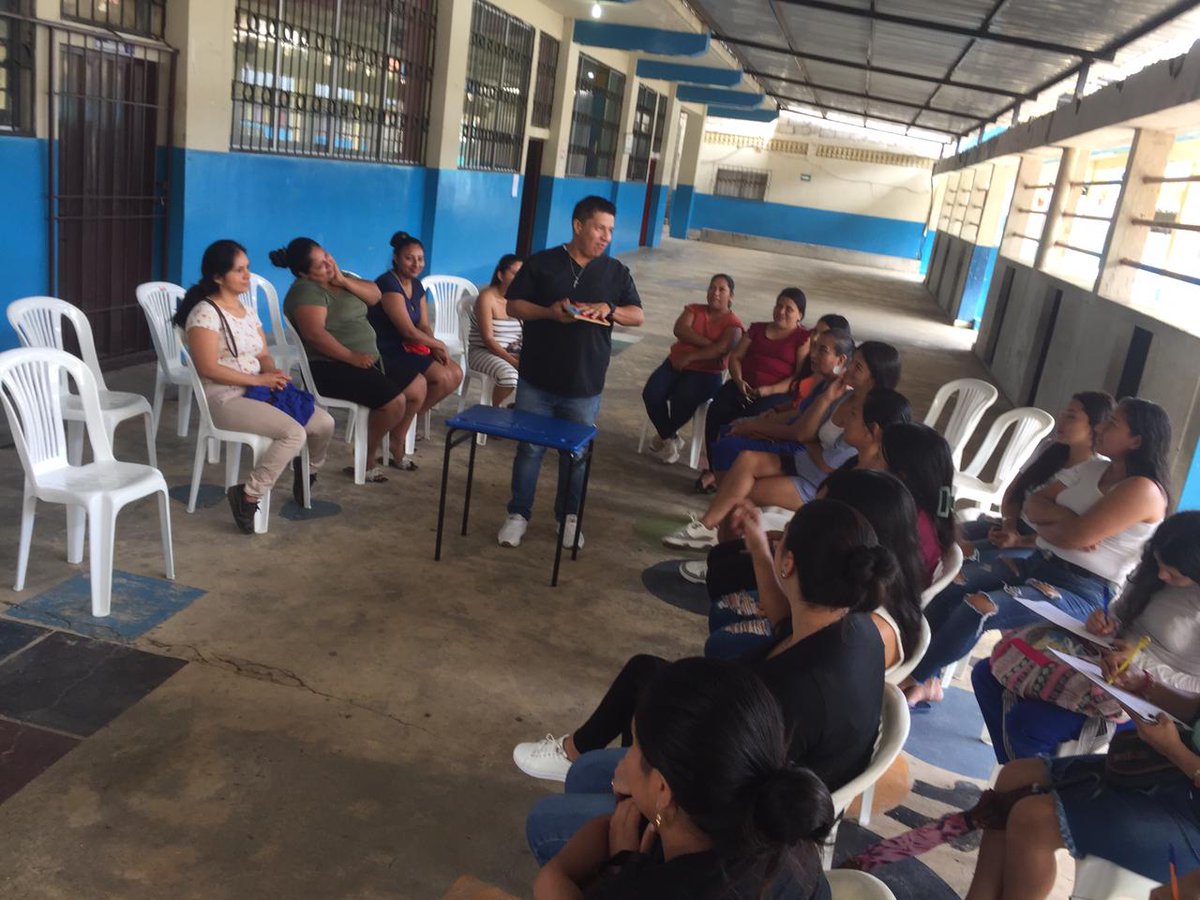 Salud_Loja's tweet photo. El equipo de la Unidad de Rehabilitación Integral del Distrito 07D03 capacitó a padres de familia y docentes de la escuela Jhon Dewey sobre: Características del Autismo.

@Salud_Ec garantiza tratamiento integral personalizado y servicios de salud gratuitos. 

@DrFEncaladaC https://t.co/f4UdpwU7Ds