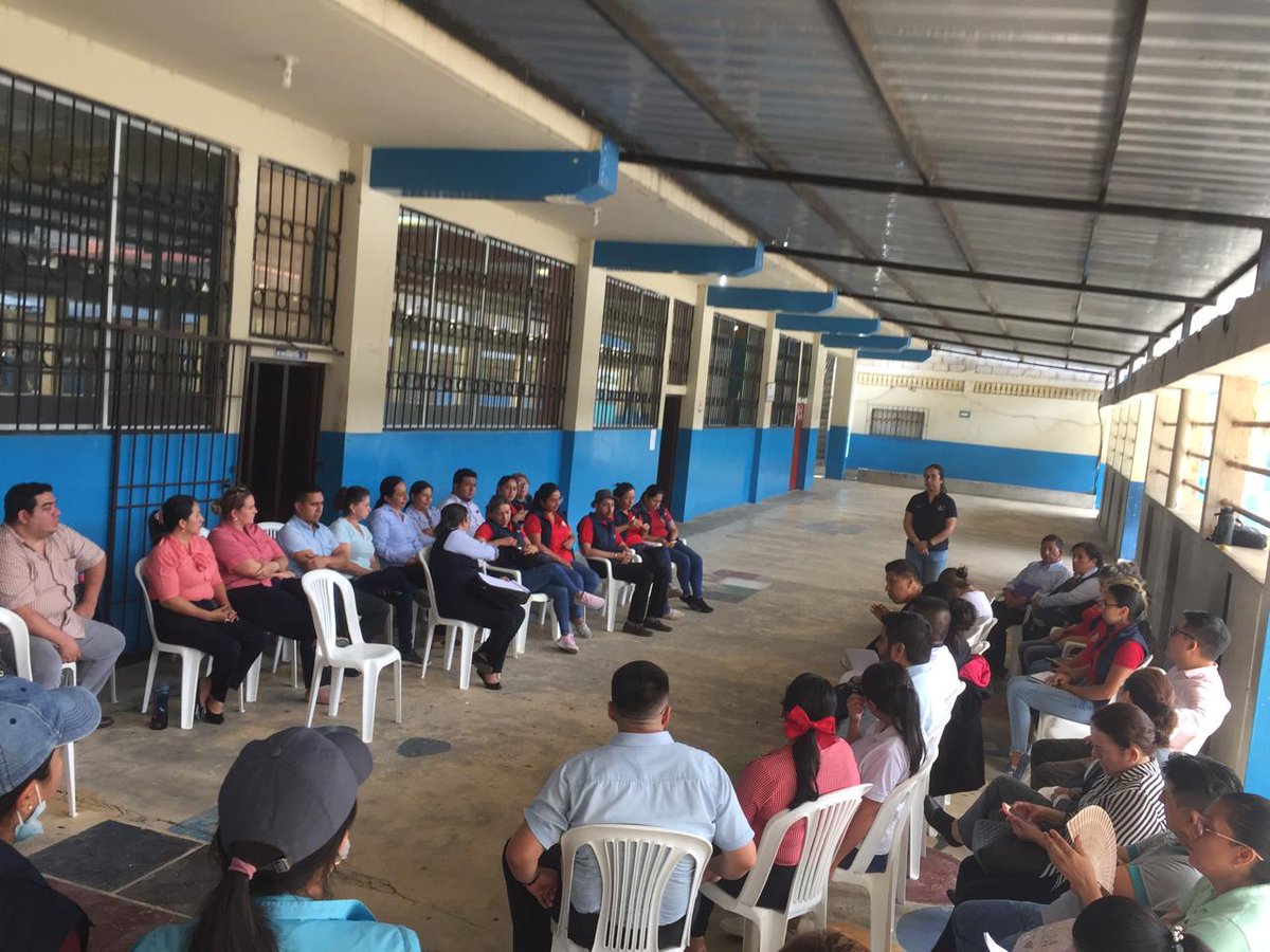 Salud_Loja's tweet photo. El equipo de la Unidad de Rehabilitación Integral del Distrito 07D03 capacitó a padres de familia y docentes de la escuela Jhon Dewey sobre: Características del Autismo.

@Salud_Ec garantiza tratamiento integral personalizado y servicios de salud gratuitos. 

@DrFEncaladaC https://t.co/f4UdpwU7Ds
