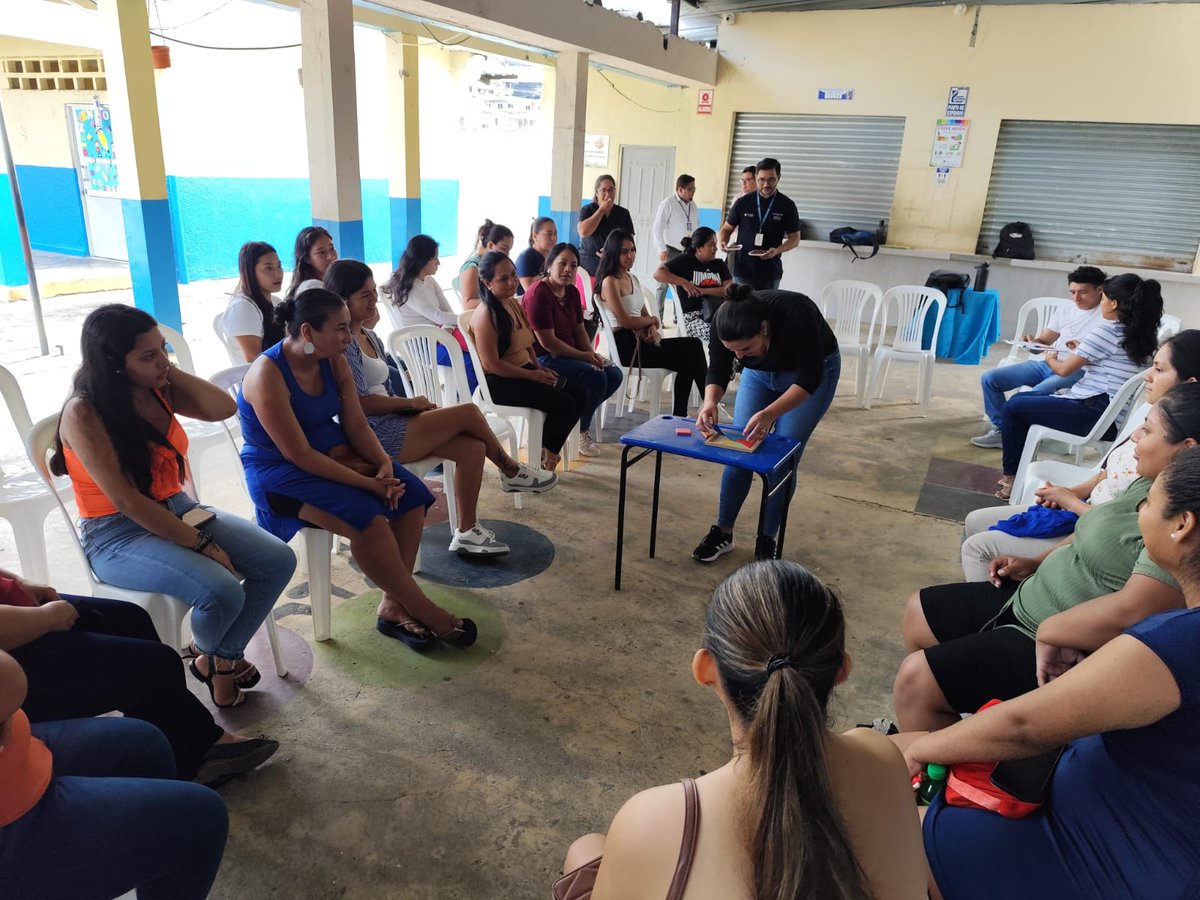 Salud_Loja's tweet photo. El equipo de la Unidad de Rehabilitación Integral del Distrito 07D03 capacitó a padres de familia y docentes de la escuela Jhon Dewey sobre: Características del Autismo.

@Salud_Ec garantiza tratamiento integral personalizado y servicios de salud gratuitos. 

@DrFEncaladaC https://t.co/f4UdpwU7Ds