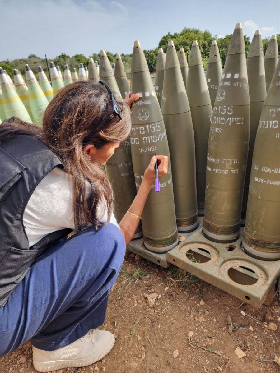 🇮🇱 Nikki Haley menulis 'FINISH THEM' pada cangkang yang hari ini digunakan untuk membantai sekelompok anak-anak di kamp pengungsi di Rafah. Dunia saat ini sedang menghadapi kejahatan yang lebih besar dan lebih keji dari Hitler. Dajjal Israel