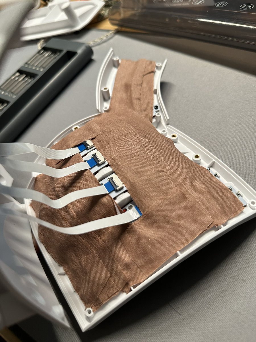 Gentleman Programming (@g_programming) on Twitter photo Pequeño project antes de dormir, #modding del #glove80 de <a href="/moergo_keeb/">MoErgo Keyboards</a> con el #tapemod para reducir cualquier efecto hollow.
Utilizo una cinta con el mismo material que las curitas 🩹 que es súper absorbente de ruidos.
Mañana instalo #foam de 2mm. Pequeño project antes de dormir, #modding del #glove80 de <a href="/moergo_keeb/">MoErgo Keyboards</a> con el #tapemod para reducir cualquier efecto hollow.
Utilizo una cinta con el mismo material que las curitas 🩹 que es súper absorbente de ruidos.
Mañana instalo #foam de 2mm.