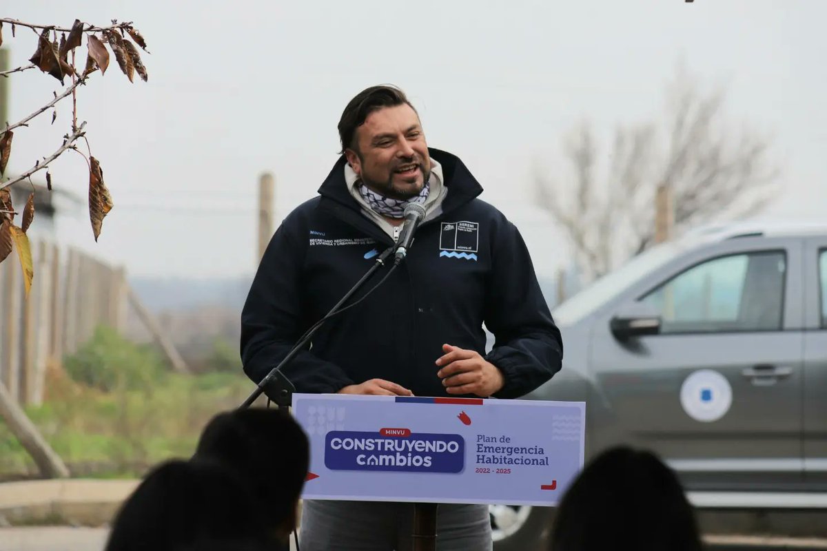 ServiuNuble's tweet photo. En #Bulnes 24 familias del proyecto habitacional Fuerza Campesina 🏘 encabezaron la postura de primera piedra de sus futuras viviendas. En el terreno de la señora Rosa Chandía, nuestro director @RobertoGM_ y seremi @nuble_minvu Antonio Marchant lideraron este importante hito 🇨🇱 https://t.co/c3S1IpAghT