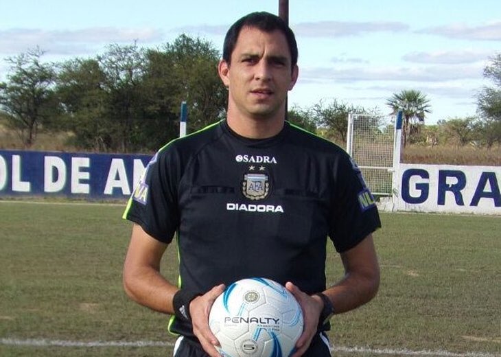 🔴⚪ #PrimeraNacional Desde AFA dieron a conocer los encargados de arbitrar el partido del próximo domingo ante Alvarado. ​​​ Árbitro: Carlos Córdoba Asistente 1: Gonzalo Ferrari Asistente 2: Sebastián Osudar Cuarto árbitro: Maximiliano Manduca ⚽ #VamosCiudadela