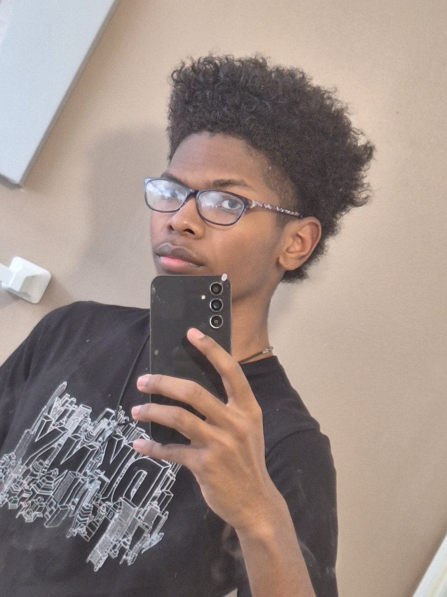 Toasted_bread76's tweet image. Blud htf you take pictures man😭😭