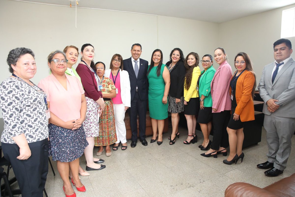 OJGuatemala's tweet photo. Presidente del Organismo Judicial y de la Corte Suprema de Justicia, Oscar Cruz visitó instalaciones de la Secretaría de la Mujer y Análisis de Género y Secretaría de Pueblos Indígenas

👉🏻Link: https://t.co/TxB9AJelJv

#OJ #CSJ https://t.co/lLpuCIZuem